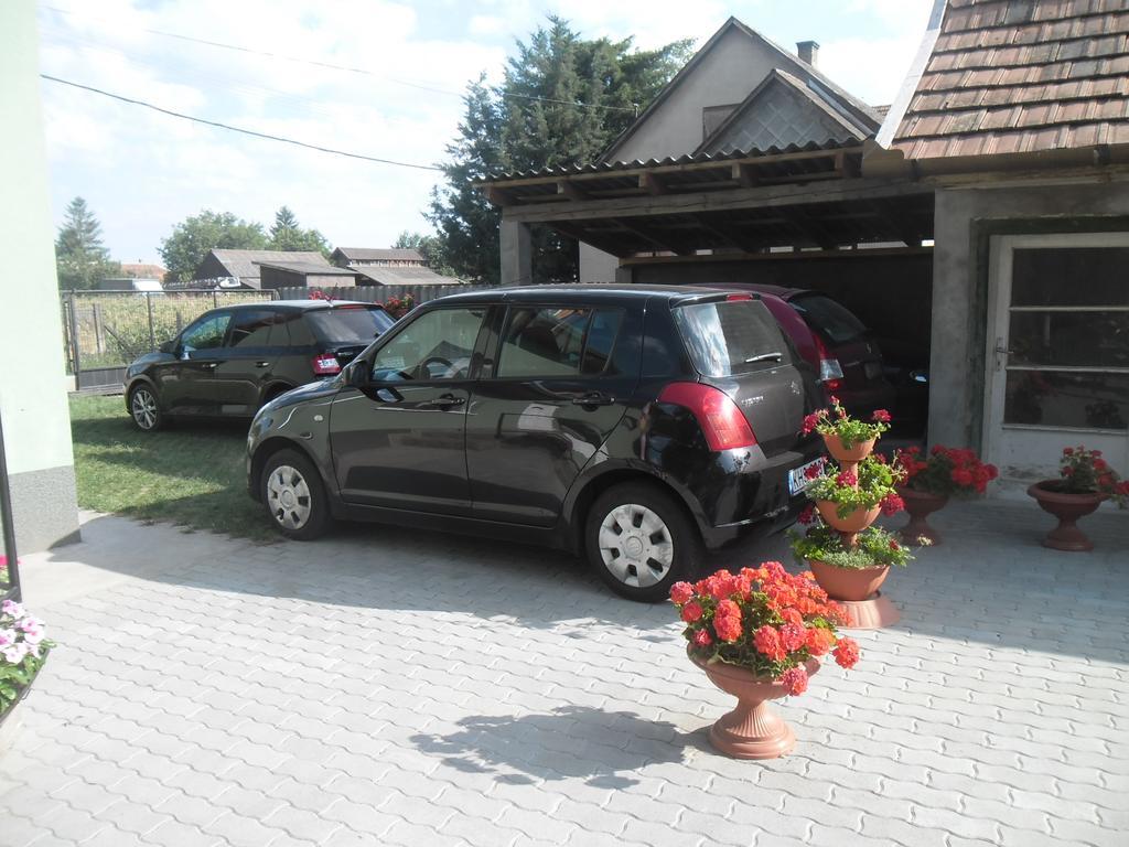 Attila Vendeghaz Tapioszentmarton Hotel Exterior photo