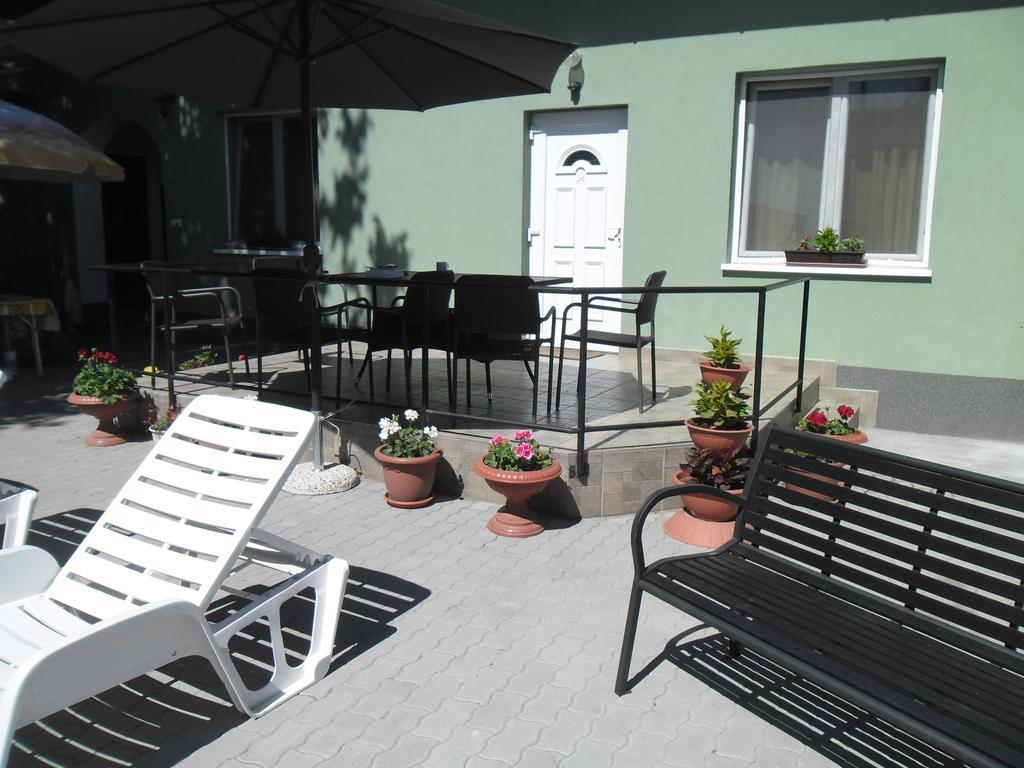 Attila Vendeghaz Tapioszentmarton Hotel Exterior photo