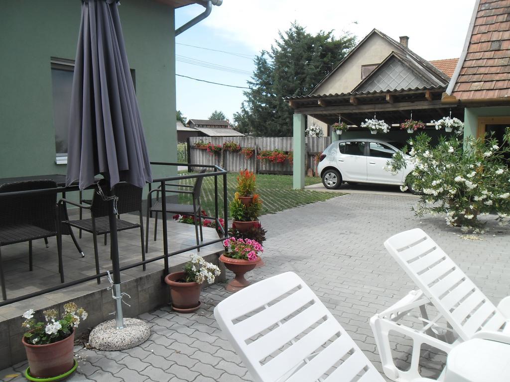 Attila Vendeghaz Tapioszentmarton Hotel Exterior photo