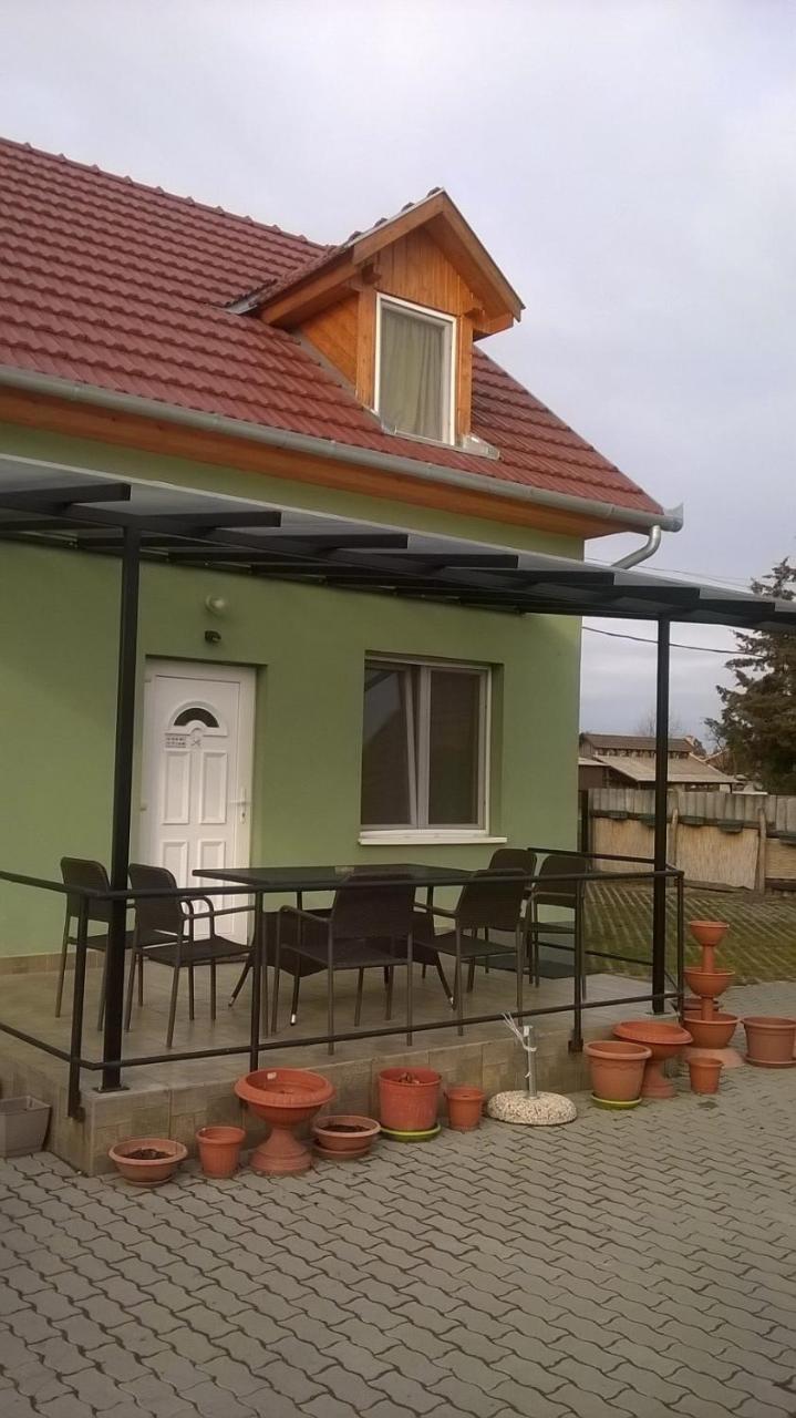 Attila Vendeghaz Tapioszentmarton Hotel Exterior photo